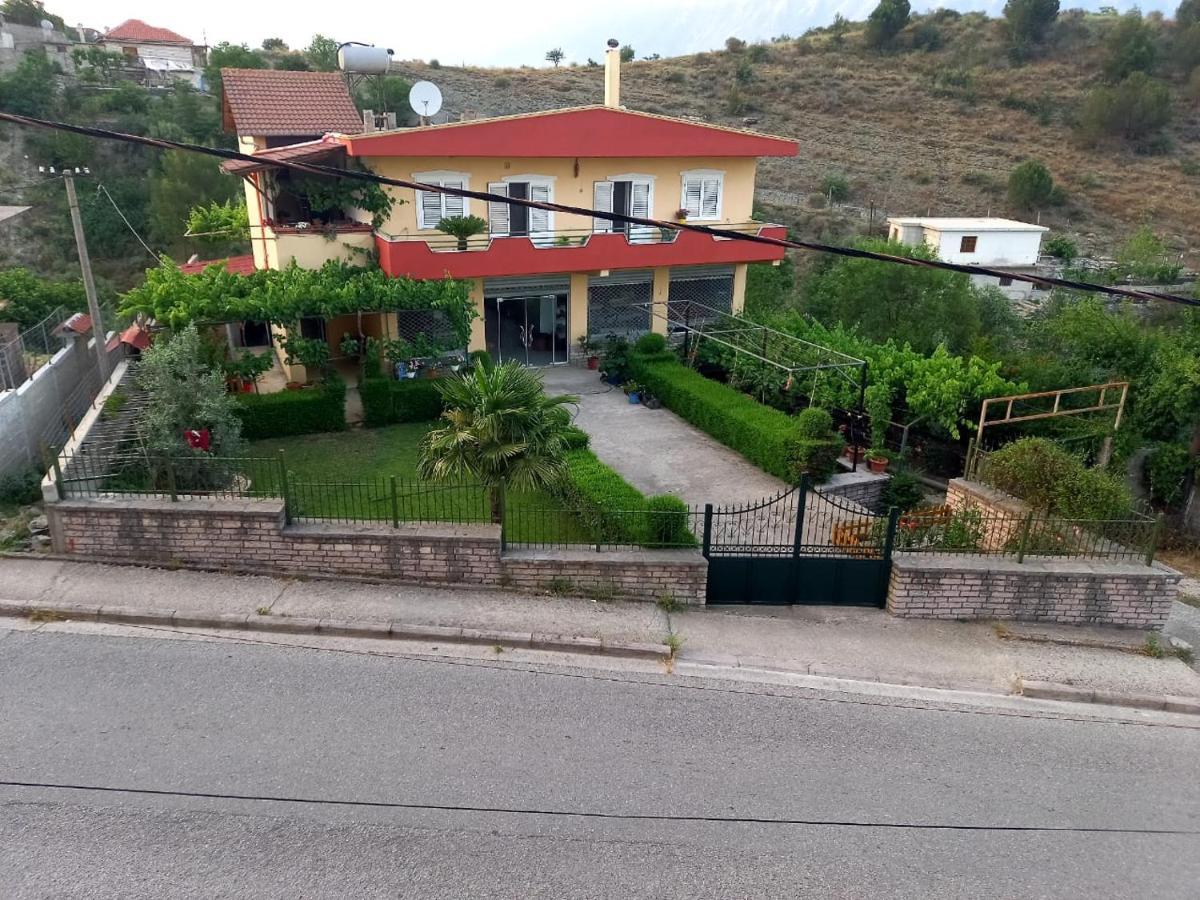 Manthoguesthouse Gjirokaster Bagian luar foto