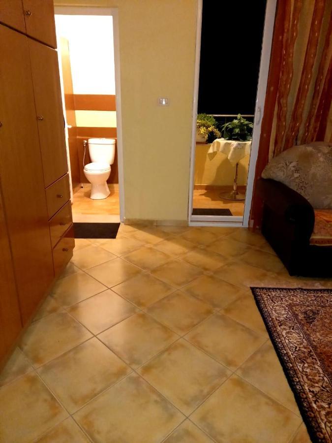 Manthoguesthouse Gjirokaster Bagian luar foto