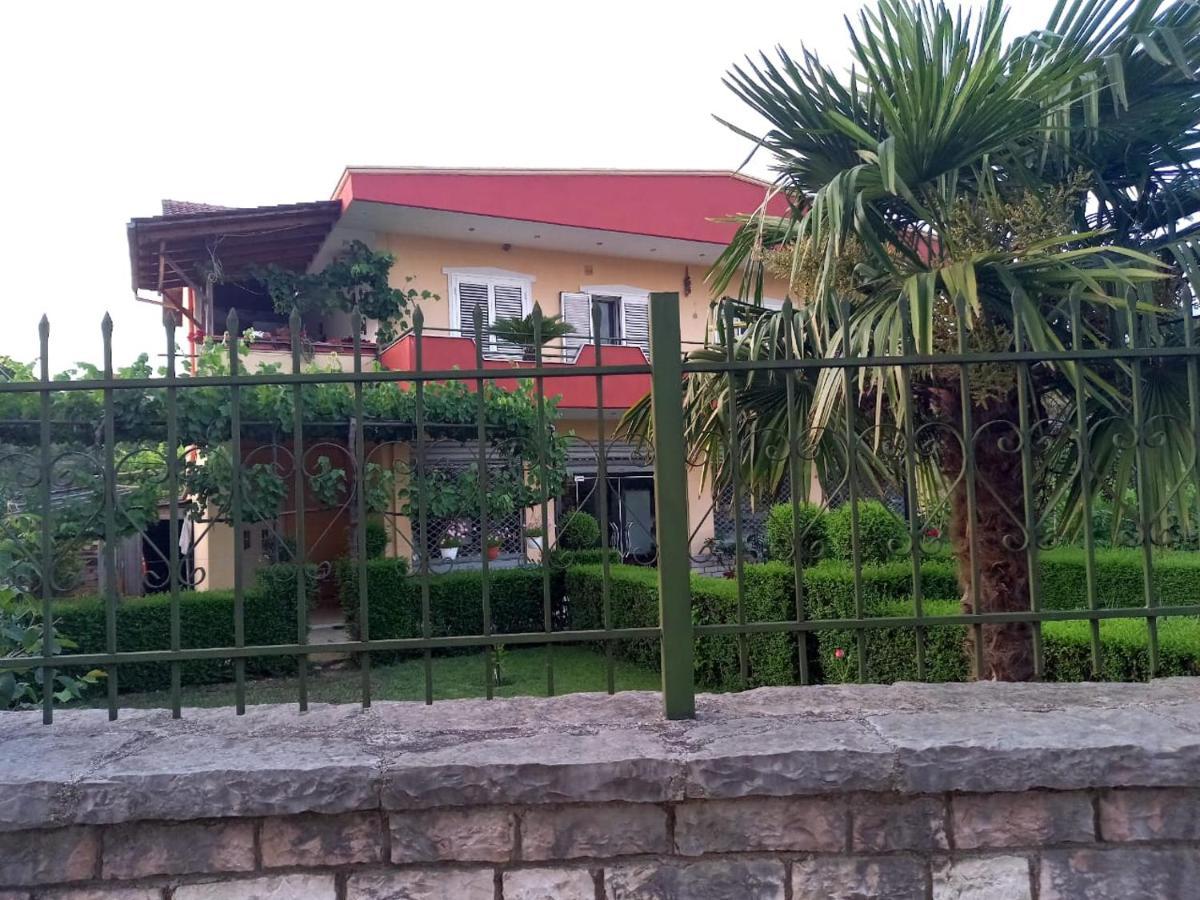 Manthoguesthouse Gjirokaster Bagian luar foto