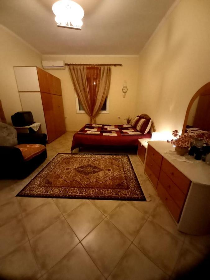Manthoguesthouse Gjirokaster Bagian luar foto