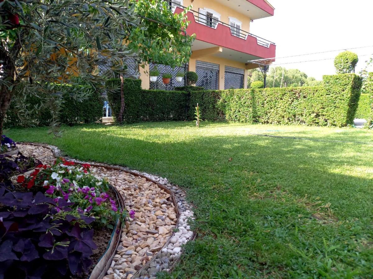 Manthoguesthouse Gjirokaster Bagian luar foto
